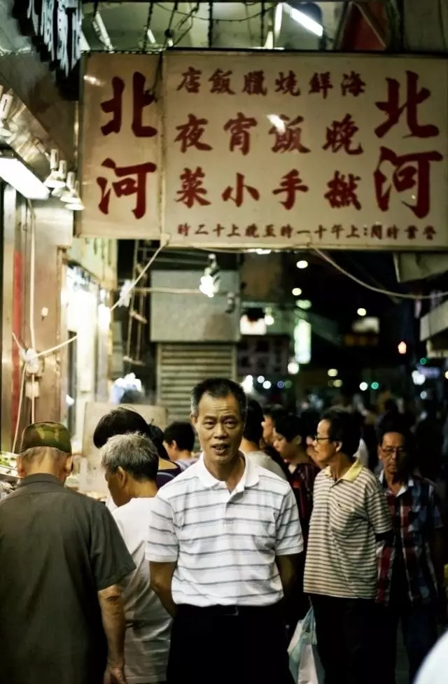 他生意失败还坐过牢，却被香港评为“十大正能量”，刘德华都排在他后面，只因为他守着一间“良心饭堂”，免费派饭八年