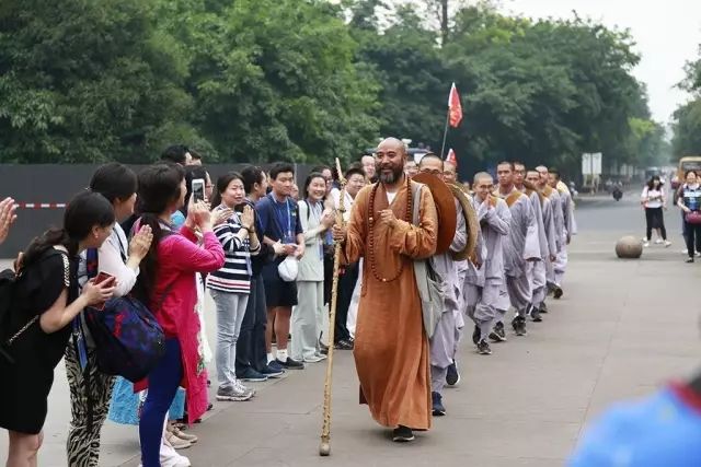 慧明法师率众行脚2600公里终至峨眉 一步一拜朝礼普贤菩萨
