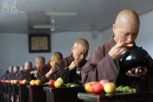 为何佛制订日中一食？其背后隐藏什么密意？